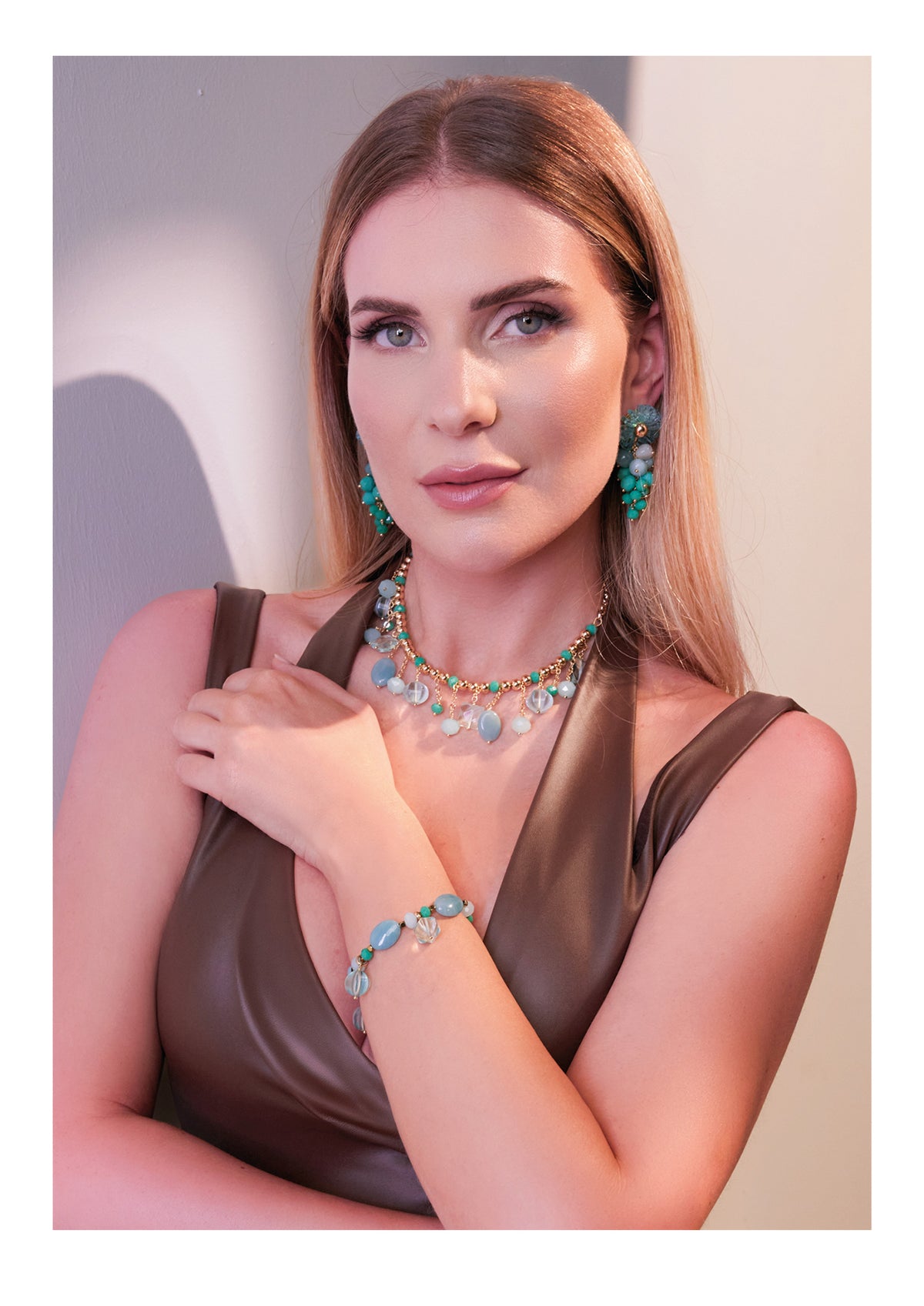 COLLANA DORATA CON CRISTALLI GIADA E PERLINE