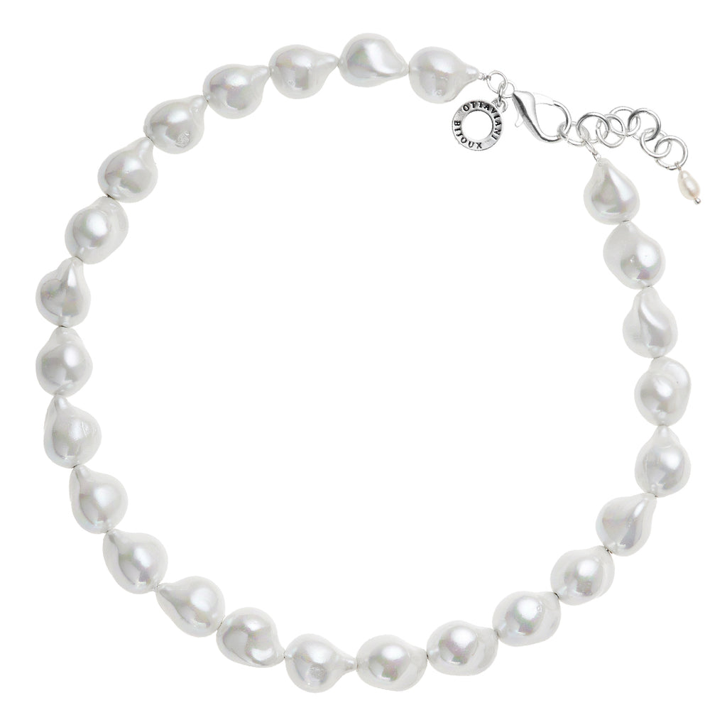 Necklace with pearls