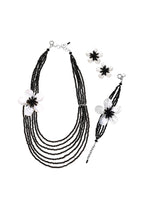 COLLANA CON MADREPERLA E CRISTALLI